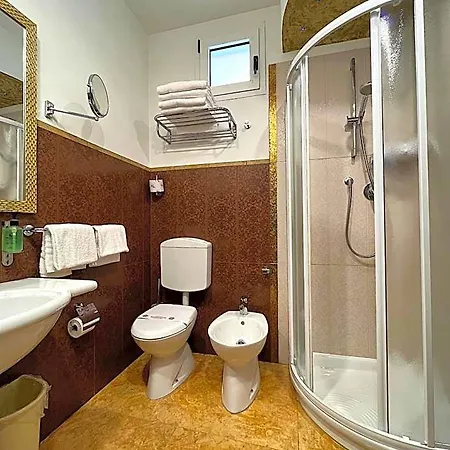 Regina Hotel 3*